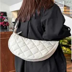 캐주얼가방 여성 수납력좋은 데일리백 캐주얼 누빔 반달크로스백