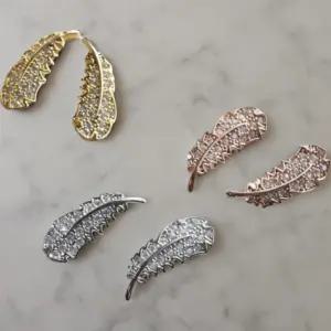 여성 깃털 큐빅 실버침 세련된 일상 포인트 귀걸이
