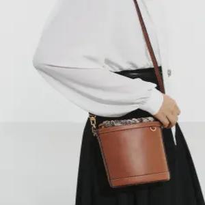 헤지스 액세서리 26SS [H.Toile] 뜨왈드주이 브라운 미니 크로스백 (내부파우치 분리가능) HIWA6E312W2