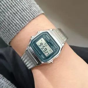 카시오 빈티지 남녀공용 우븐 메시 전자 메탈시계 A158WEM-3