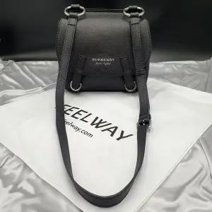 버버리 블랙 가죽 크로스백 정품인증카드 중고 가방 은피아노