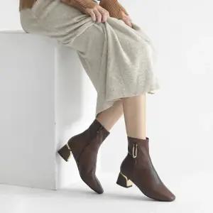 올리 그레이스 골드 장식 스판 앵클 부츠 5cm