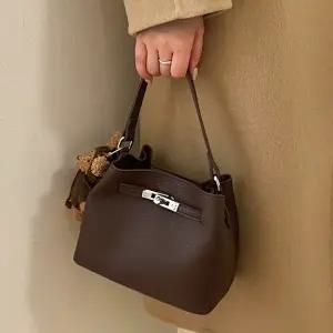 [달라보여]카더린 버킷 크로스백 a04443