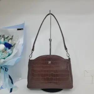 M백화점 여성 숄더겸크로스백 고급스럽고 크로커 무늬의 가볍고 투웨이백