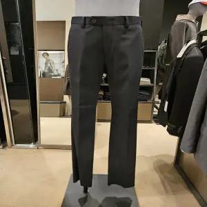 [킨록바이킨록앤더슨](신세계 사우스시티)다크 네이비 울 모직감 정장 변형 조직팬츠(CG152L0M9)