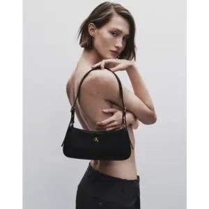 [CK ACC] 여성 하드웨어 모노그램 스몰 숄더 백 4F3170G YIH