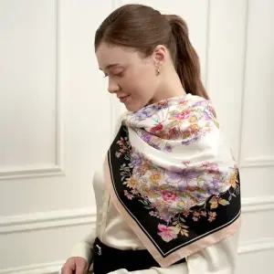 엘르 플라썸 실크 정사각 스카프 SE543S302