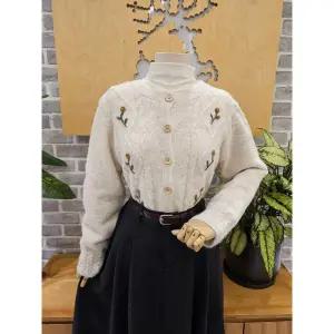 [레코브](타임스퀘어점패션관)울혼방 꽃자수 니트 가디건 (LC31F1KC501X)
