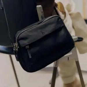 [헤지스](대구신세계)[아이코닉] 나일론 로고 지퍼 크로스백 HJBA5F710BK