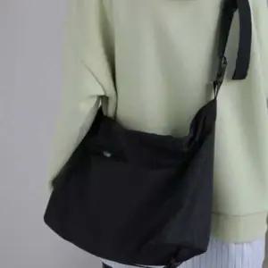 대학생 검정 캐주얼 심플 무지 노로고 크로스백