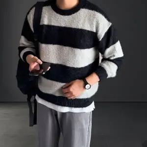 스트라이프 패턴 오버핏 봄 가을 겨울 앙고라 라운드 니트 3컬러 (WFKB3V2)