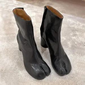 타비부츠 킨 미들힐 부츠 스플릿토 블랙 앵클부츠