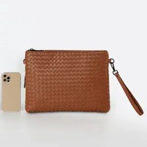 가죽 클러치백 손가방 크로스 위빙 가방 탄 (WFKDXT6)