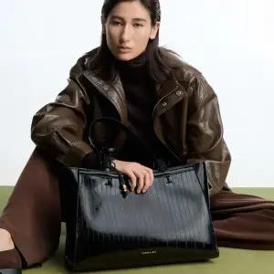 찰스앤키스 어거스틴 엘 이펙트 스컬프처럴 디테일 토트백 CK23078268412129386