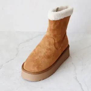 [롯데백화점]원더슈즈 모아나 컴포트 쿠션 따뜻한 기모 안감 키높이 어그부츠 5CM BD-AW5050