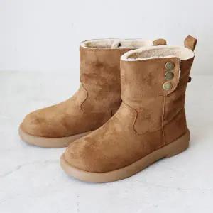 [롯데백화점]원더슈즈 큐티어그 삼단단추 뽀글이 안감 퍼 어그 부츠 2CM LS-5580