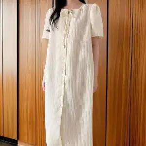 여성 여름 여행룩 리본 디자인 플리츠 반팔 롱드레스