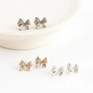 [셀러허브]여자 흰색 실버침 쁘띠 검정 미니멀리즘 귀걸이 (S18886295)