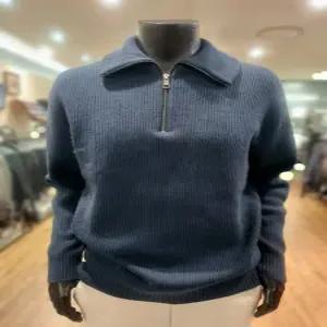 [바쏘옴므] F/W 블루 캐시미어 혼방 짚업 반폴라(모크넥) 니트