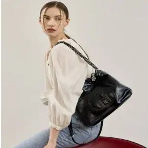 [NS홈쇼핑][헤지스ACC] HIBA6E541SV H패치 블랙 레더 퀼팅 실버 체인 호보 숄더백 M..