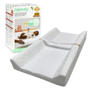 Ingenuity Contoured Changing Pad u2013에는 방수 교체 라이너와 퀵 릴리스 버클이 있는 안전 고정