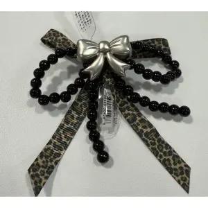 [크록스] 10016728 실버와 블랙 믹스 리본 지비츠