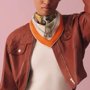 26SS 에르메스 에키프망 슈발 쉬르 엘레강스 스카프 70 H984349S 06 오렌지퀴트