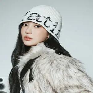 마뗑킴 matinkim CRACKED LOGO BUCKET BEANIE IN IVORY