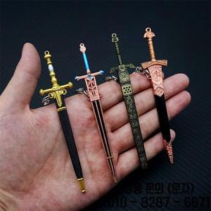 4개/몫 작은 검 키 체인 남자를위한 추방 된 기사의 Greatsword 게임 로얄 육군 Miquellan Knights