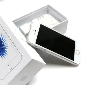 아이폰se 내일도착 32GB 충전기 투명케이스 이어폰 액정필름 포함 풀박스 카메라 무음 리퍼 Se1 6S