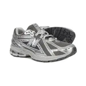 MUST IT_ 운동화 1906R 하버 그레이 실버 메탈릭 M1906REH-304988