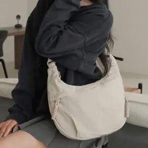 아트박스/뷰랩 멀티포켓 해외여행 크루아상 크로스 백