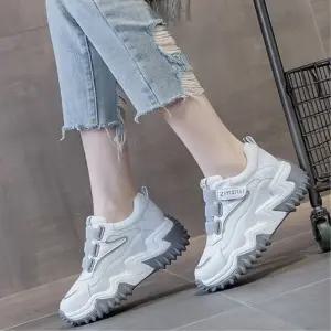 여성 스트릿 스타일 배색 어글리 운동화