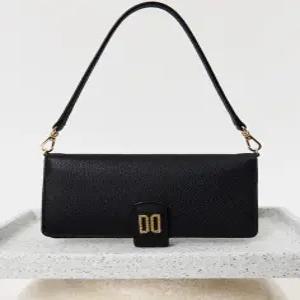 닥스 액세서리 여성 24FW [스테디셀러] 블랙 DD로고 소가죽 핸드폰케이스겸용지갑 WCWA4F106BK