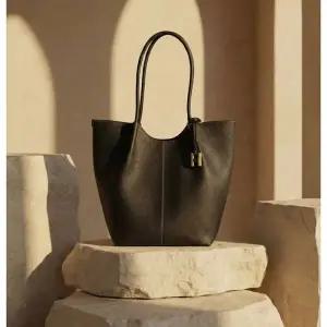 갤러리아 헤지스핸드백 HIBA6E362BK  [H-Arco] 아르코 블랙 소프트 레더 숄더백 L