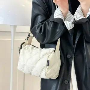 퀼팅 데이트 스트릿무드 봄 외출 일상 크로스백