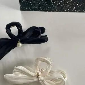 화이트 리본 고급 블랙 꾸안꾸 진주 올림머리 심플 헤