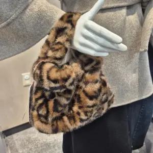 클리지 HC42 인조 퍼 쁘띠가방 CP9SAB85