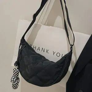 [셀러에이드]캐주얼 가방 블랙 여성 데일리 크로스 백 반달 퀼팅