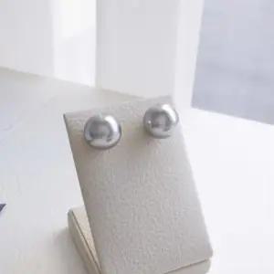 여성용 연한 회색 진주 귀걸이