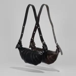 버클 스트랩 글로시 크로와상 숄더백 데일리 여성가방