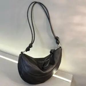 만두백 가방 초승달 숄더백 수직 튼튼한 다크브라운 일