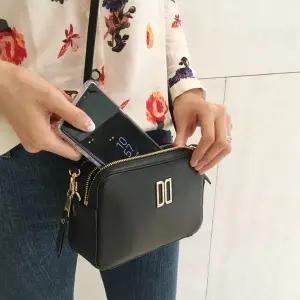 갤러리아 DCWA2E069BK 닥스 [MELLOW] 블랙 골드로고 미니크로스백