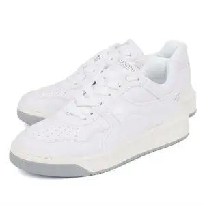 발렌티노 검보이 원스터드 스니커즈 2Y0S0E71 NWN 0BO