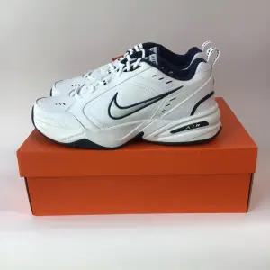 국내매장 나이키 흰색 운동화 에어모나크4 화이트네이비