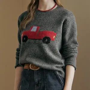 [마쟈] 레드카 일러스트 라운드넥 니트 ZE01QK003NA