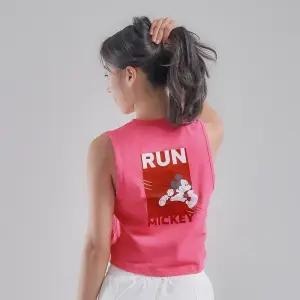 모크모 디즈니 콜라보 미키 런 크롭 나시 티셔츠