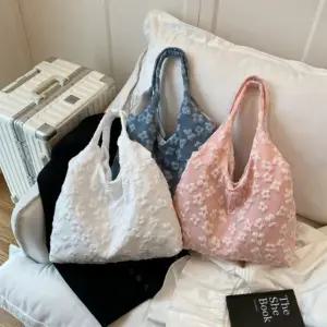 여자 러블리 꽃장식 캔버스 넉넉수납 경량 숄더백