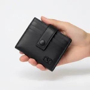 V 로고 플랩 지갑 2Y2P0U31 ZQU 0NO