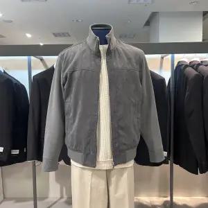 [리버스지오지아](마산점)25 FW 남성 하이넥 스웨이드 점퍼 [그레이]